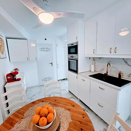 Blue Sky Apartment *